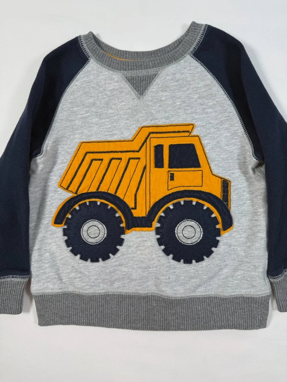 THE‎ CHILDRENS PLACE Boys 2T Sweatshirt Gray Dump Truck Graphic Raglan Crewneck